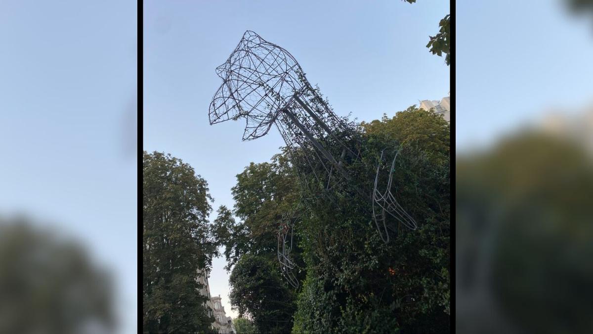 Estado actual del Dinoseto de Vigo, en la Praza de Compostela