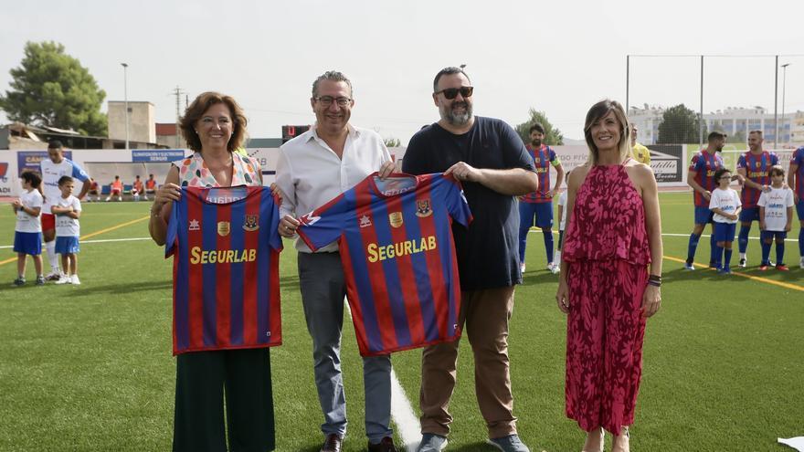 La Diputación inaugura el nuevo césped del estadio Sadrián en el Centenario del Club de Fútbol Almoradí