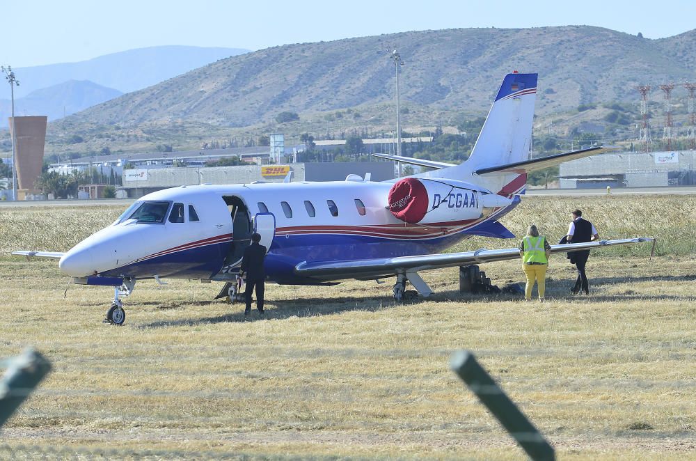 El aeropuerto estuvo inoperativo durante casi cuatro horas tras salirse de la pista un jet privado por un problema al aterrizar, posiblemente un reventón