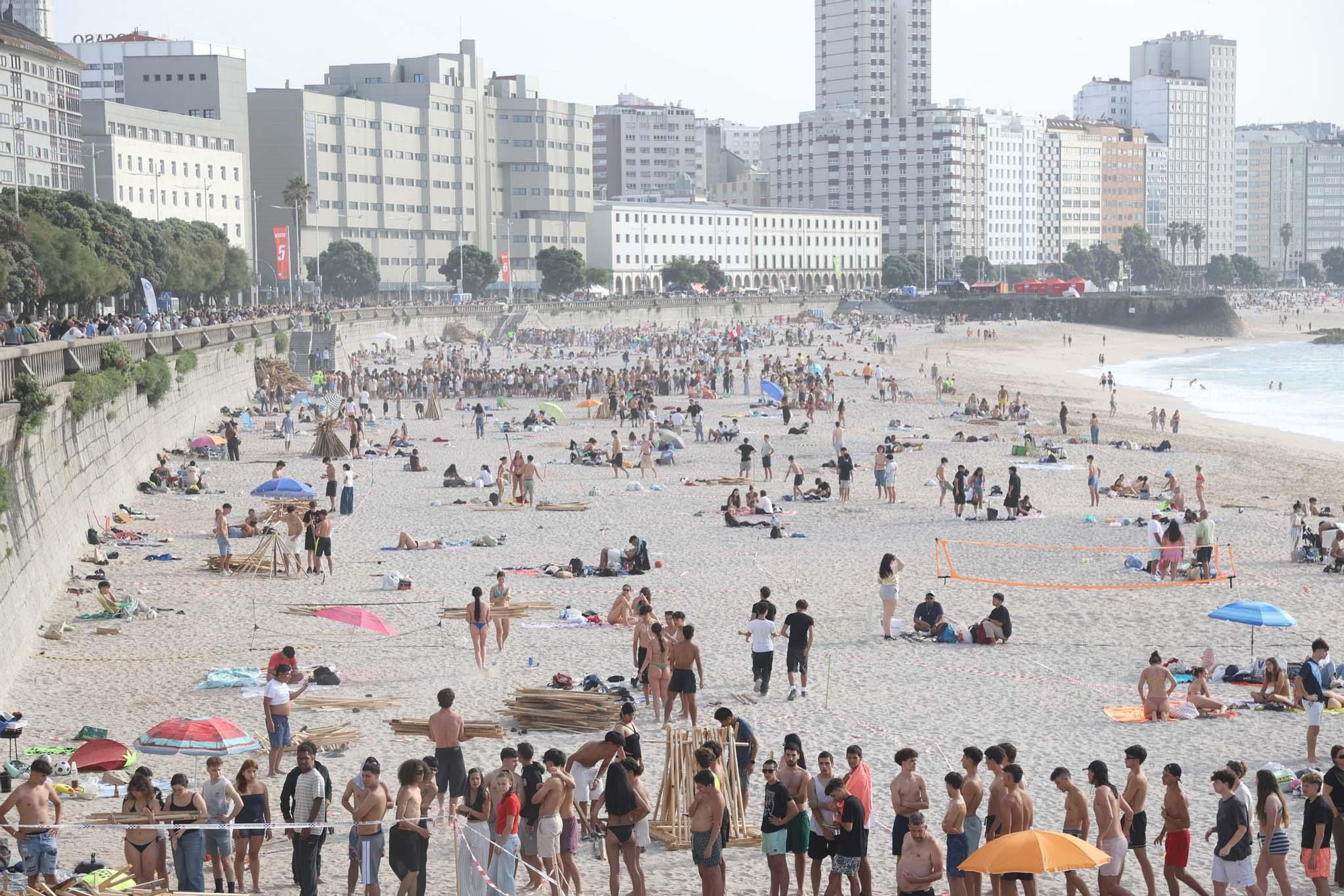 Reparto de madera y primeras hogueras en las playas de Orzán y Riazor