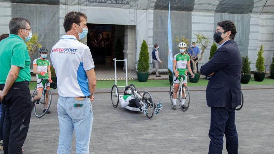 Pedro Martín, con los miembros de la expedición deportiva. | | E.D.