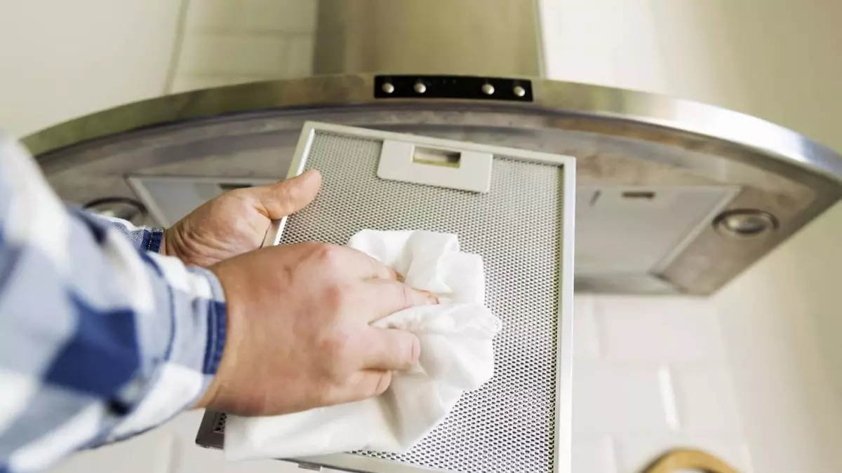 El mejor truco viral para limpiar los filtros de la campana extractora