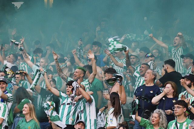 SEVILLA, 28/05/2025.- Aficionados del Betis siguen desde las pantallas instaladas en el estadio Benito Villamarín el encuentro correspondiente a la final de la Liga de Conferencia que disputan hoy miércoles Chelsea y Betis en el Tarczynski Arena de Breslávia. EFE / José Manuel Vidal.