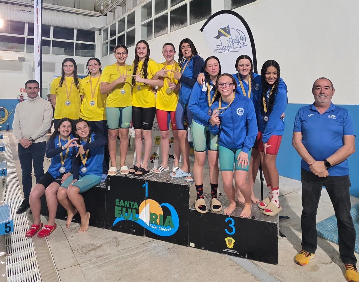 Las nadadoras del CNSE y del CNE juntas en el podio