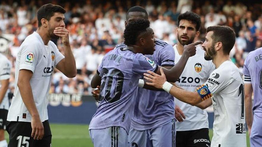 Vinicius Junior, jugador del Real Madrid, recrimina al público y a los jugadores del Valencia CF en Mestalla.