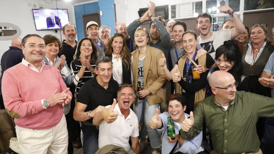 Ángela Pumariega, en el centro, celebrando con compañeros y simpatizantes sus cinco concejales, ayer, en la cafetería bajo la sede del PP en Álvarez Garaya. | Marcos León