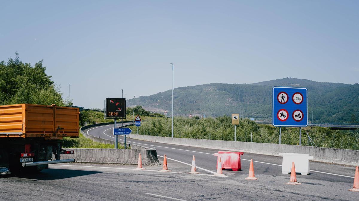 Uno de los cortes que impide circular por el viaducto de Barbantiño, en la AG-53