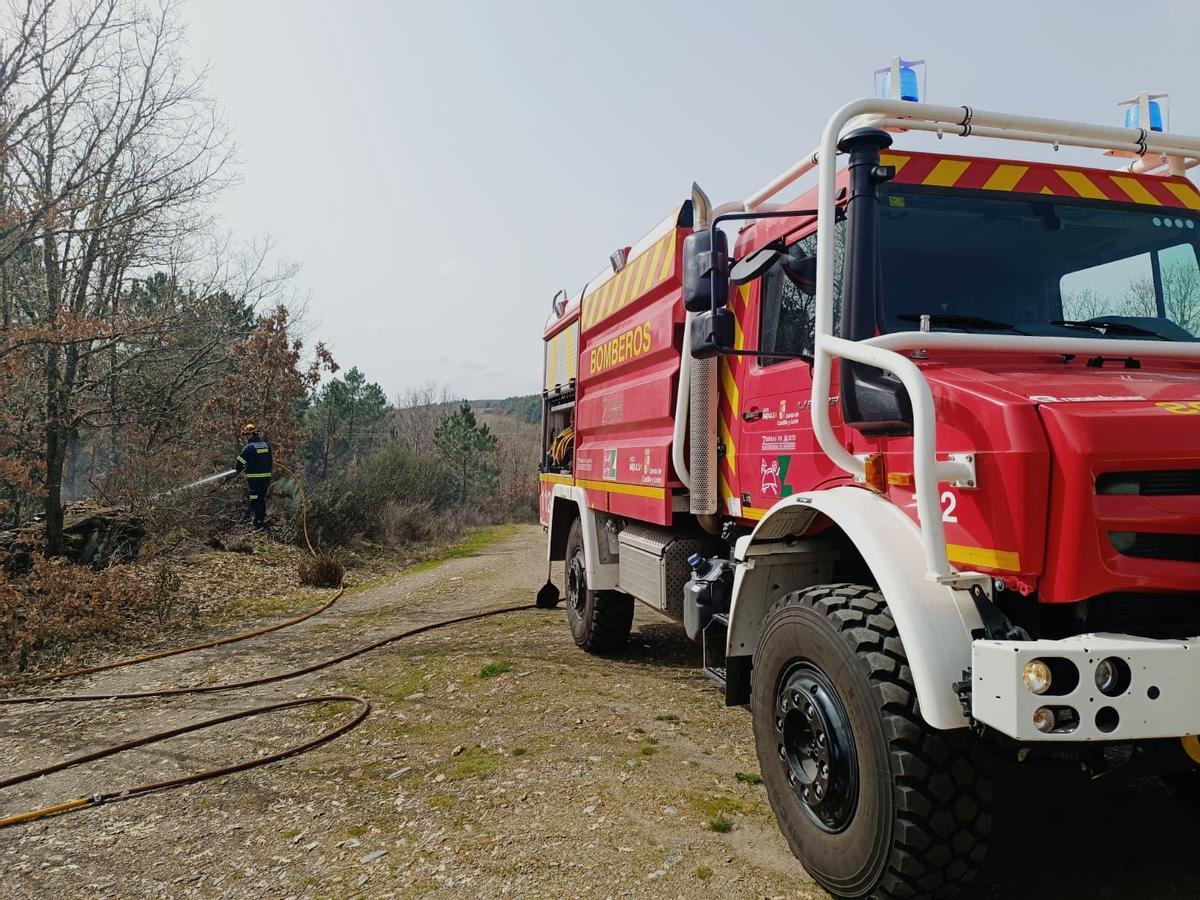Los Bomberos sofocan el incendio entre Trabazos y Nuez de Aliste