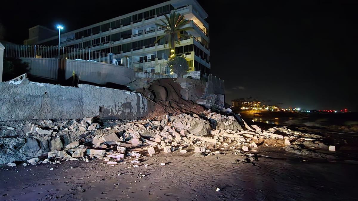 Cae parte de un muro en la Playa del Águila y obliga a precintar la zona
