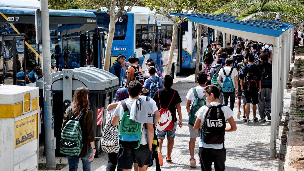 Menores saliendo de autobuses escolares