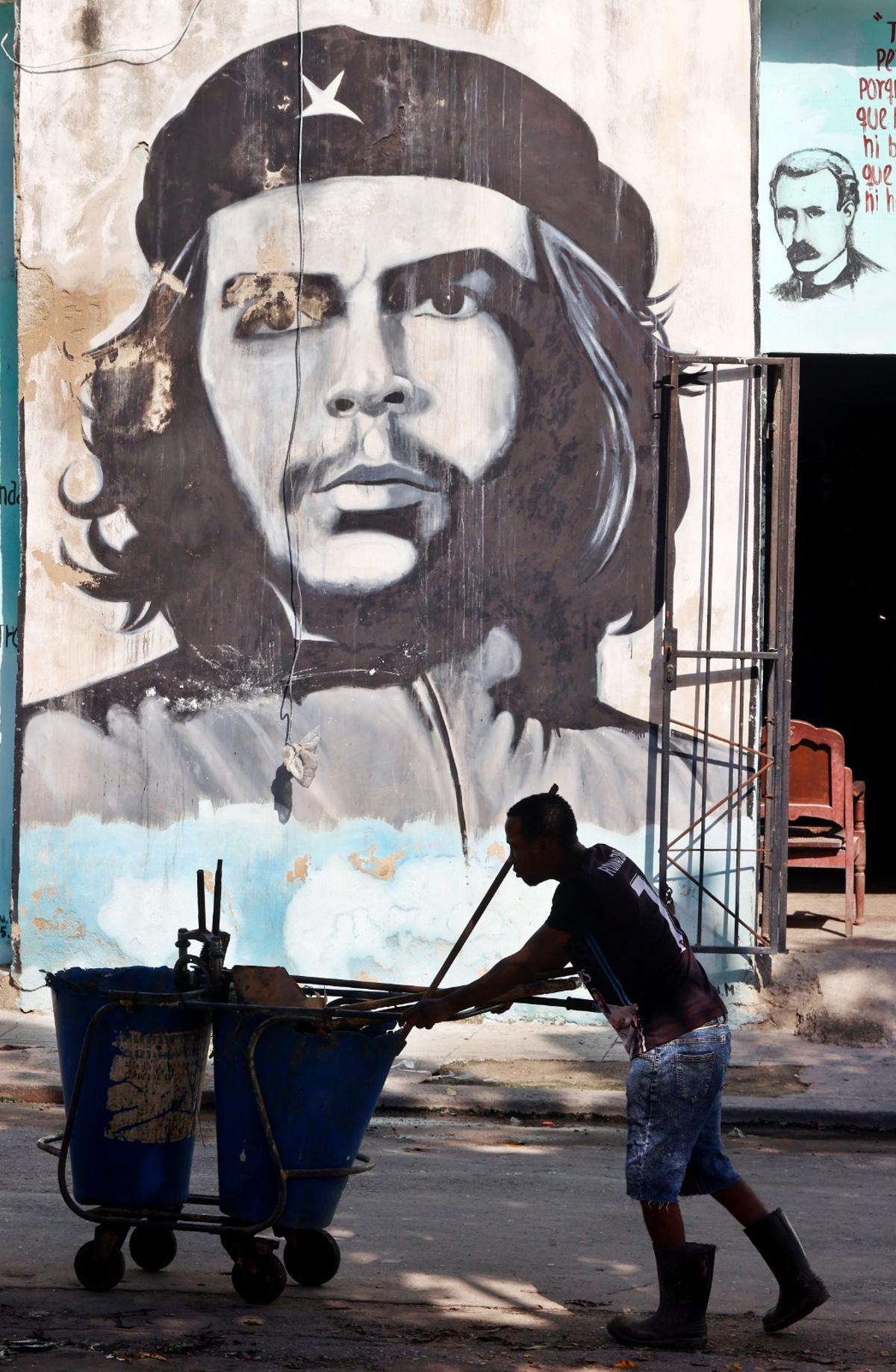 Un mural con la imagen dle Che Guevara en el centro de La Habana.