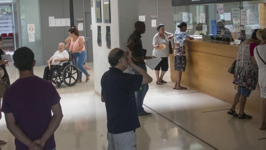 Pacientes esperan a ser atendidos en el mostrador de un centro de salud.