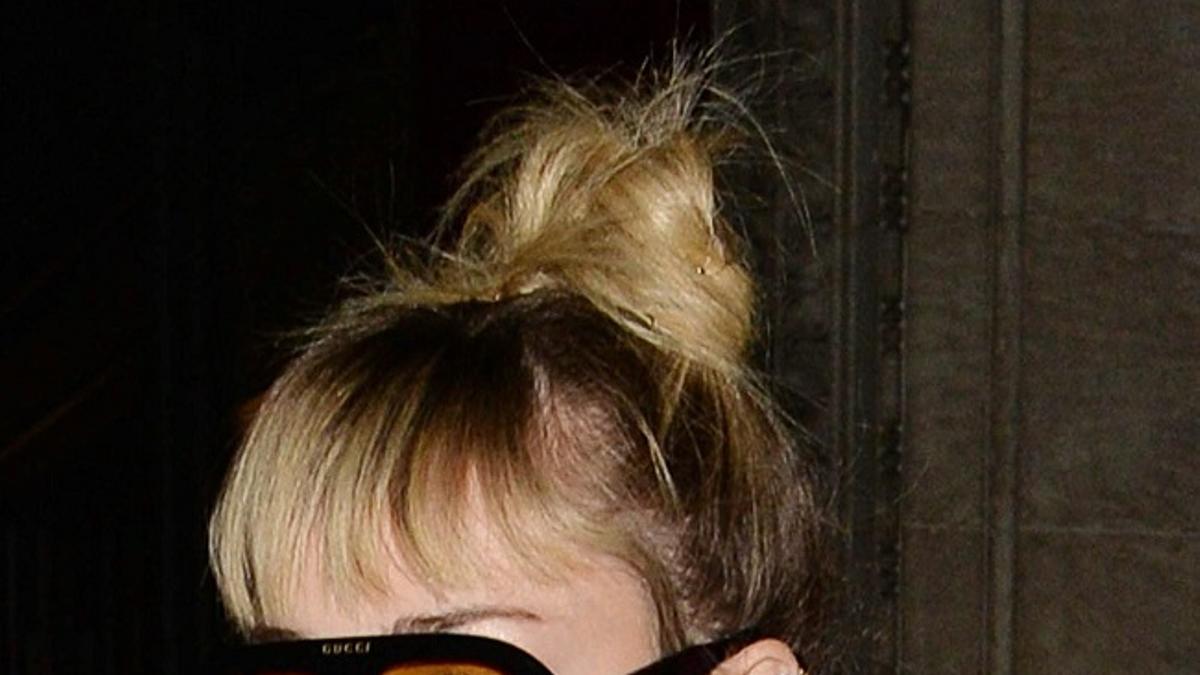 Miley Cyrus con flequillo + moño alto, el peinado tendencia del verano