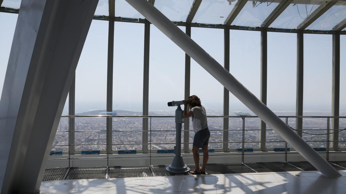 El mirador de la torre de Collserola fa dos anys i mig que està tancat al públic