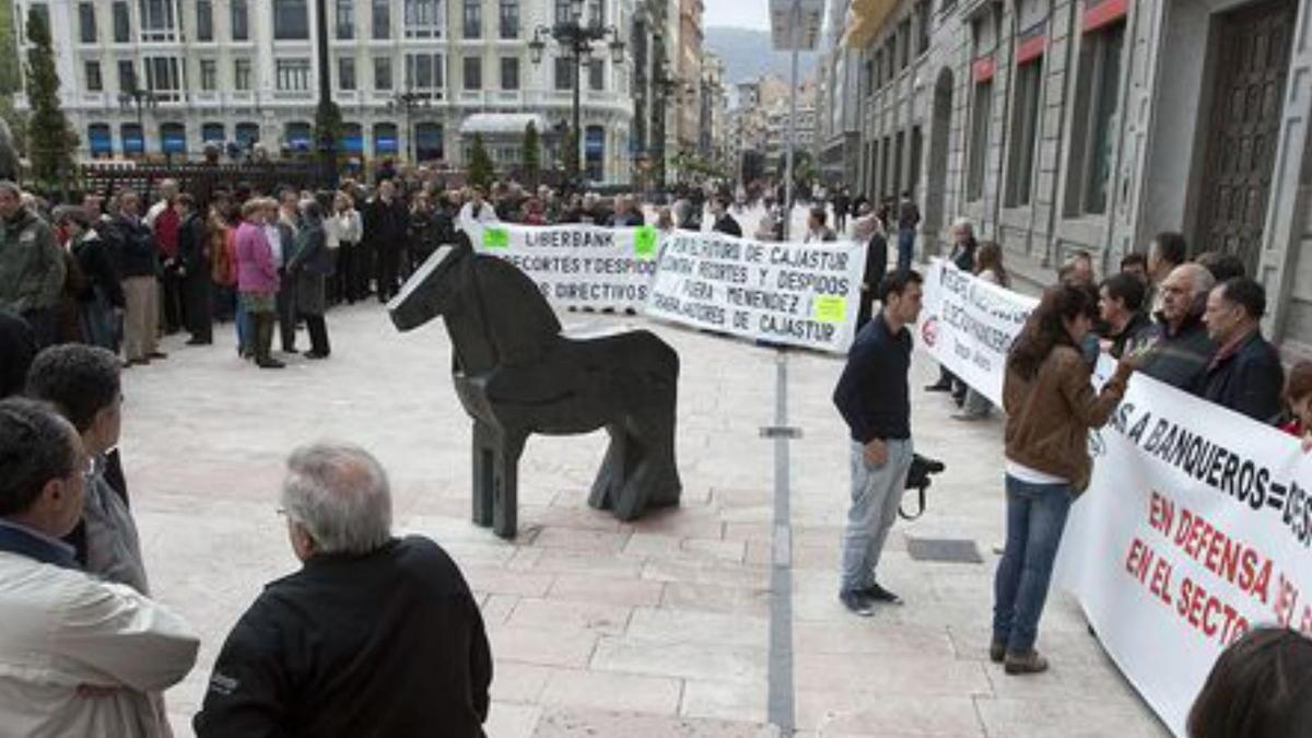 Una protesta de trabajadores de Liberbank, en una imagen de archivo.