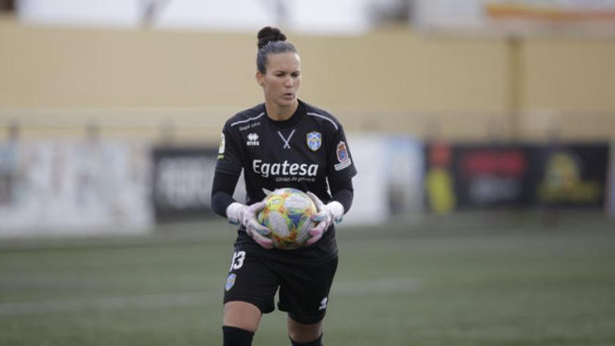 La cancerbera brasileña de la UDG Tenerife Egatesa, Aline Reis.