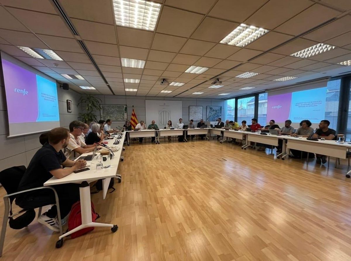 Reunión, este lunes, entre la Generalitat, Renfe y Adif con las plataformas de defensa de los usuarios. Reunión, este lunes, entre la Generalitat, Renfe y Adif con las plataformas de defensa de los usuarios.