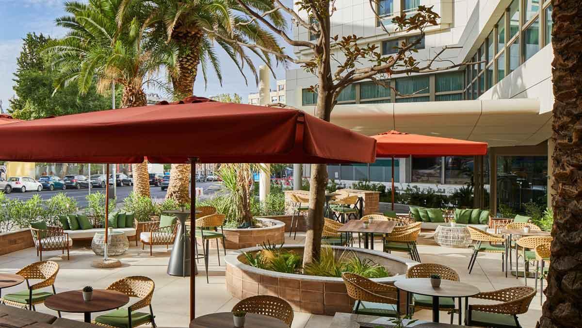 Terraza del Madrid Marriott Hotel Princesa Plaza, ubicado en un edificio de estilo brutalista.