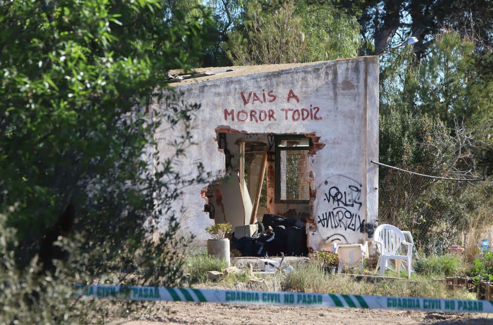 La Policía Científica analiza la caseta donde vivían los niños y el terreno donde estaban enterrados.