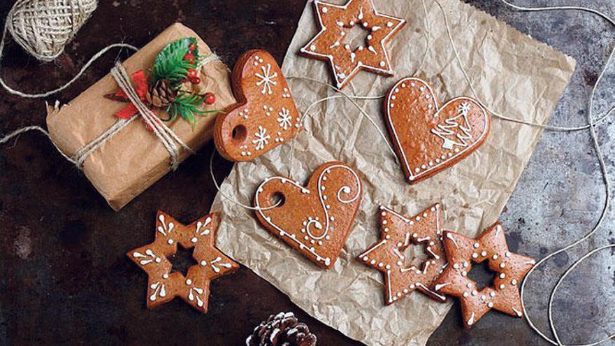 Hübsch verzierte Lebkuchenplätzchen schmücken jeden Gabentisch.