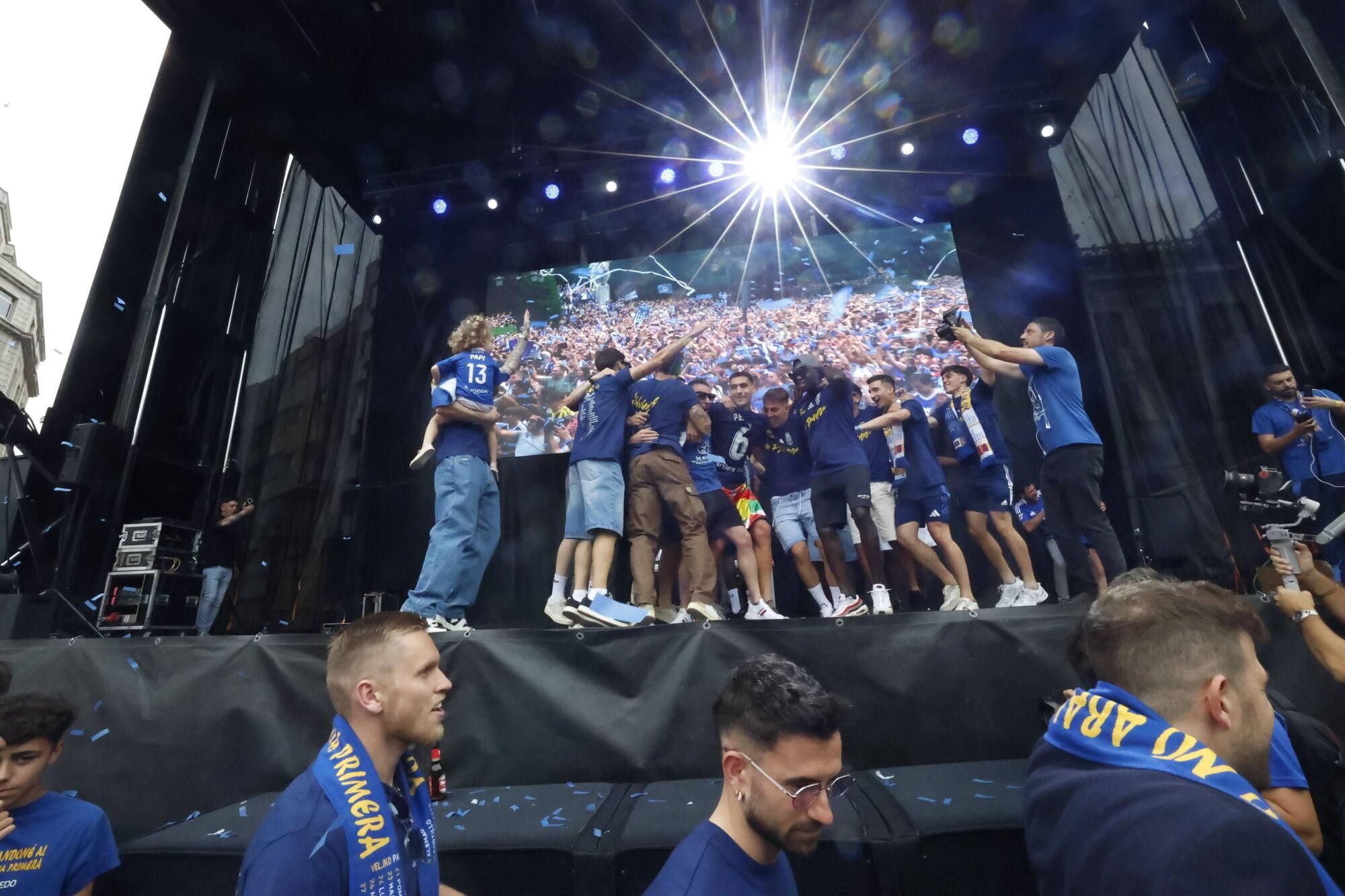Locura azul en las calles de Oviedo para celebrar el ascenso del equipo a Primera División