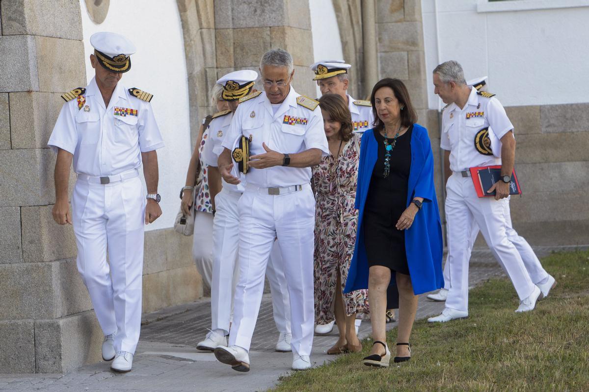 Margarita Robles visita la Escuela Naval de Marín