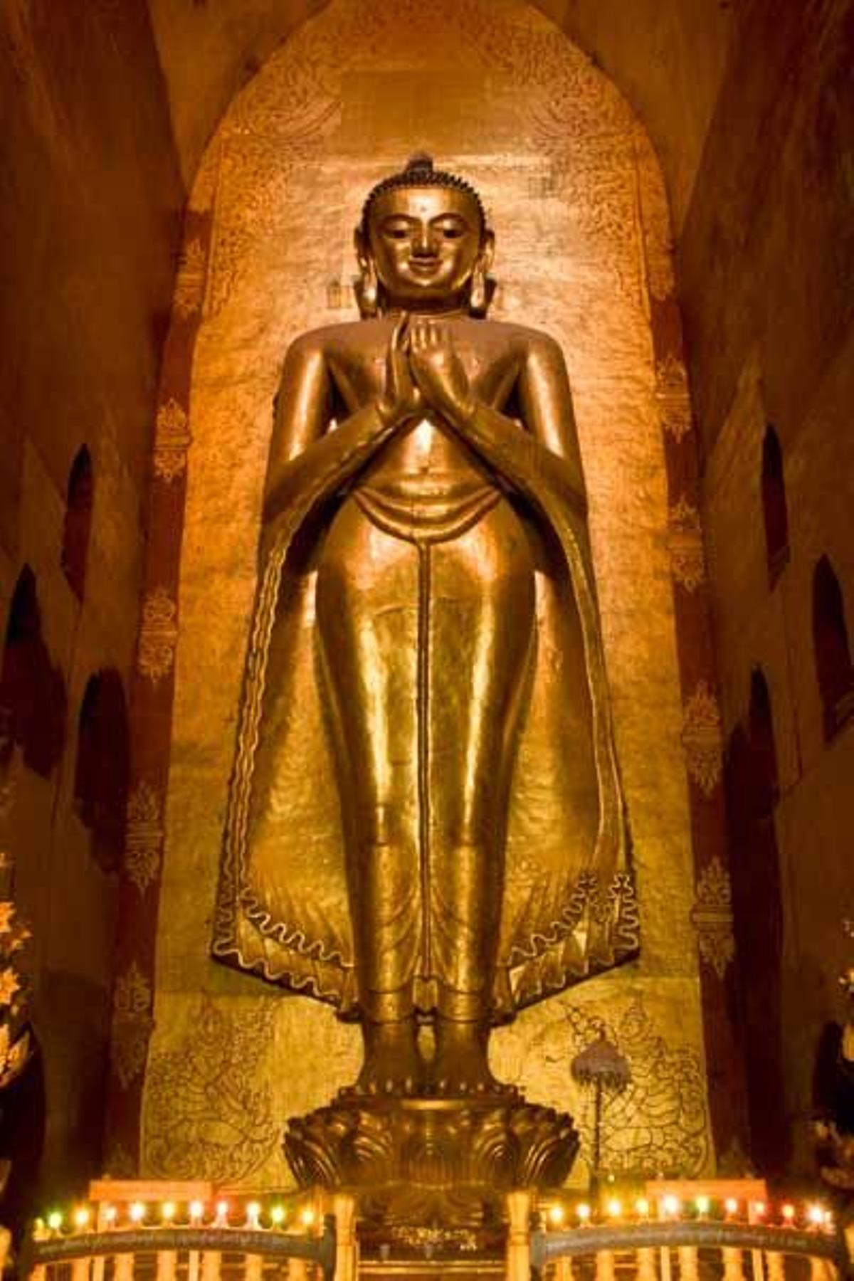 Estatua de Buda en el Templo Ananda, en Bagan.