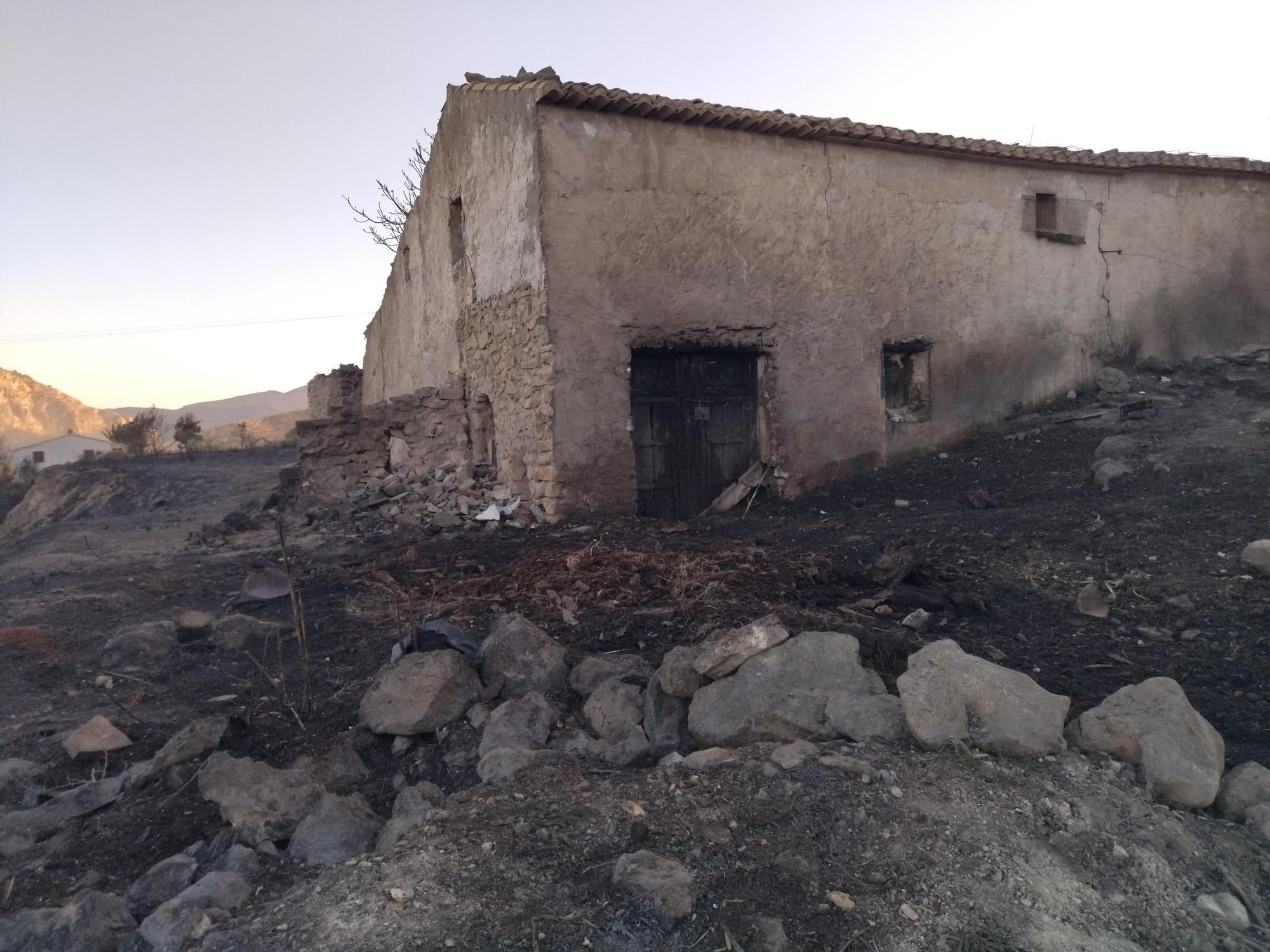 Los estragos del incendio de Teulada que desató el castillo de fuegos artificiales (imágenes)