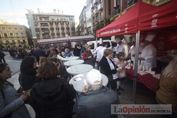 Degustación de monas y chocolate en la Plaza del Romea