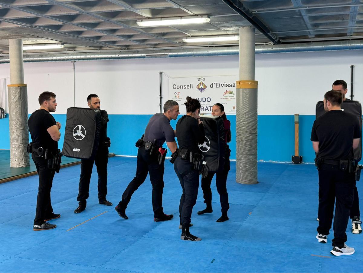 Formación de los agentes de Sant Antoni.