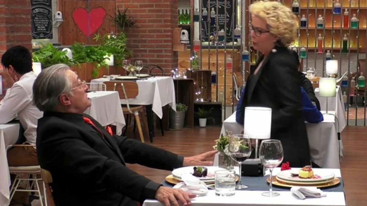 Lola marchándose de su cena con Nanu Ferrari en 'First Dates'