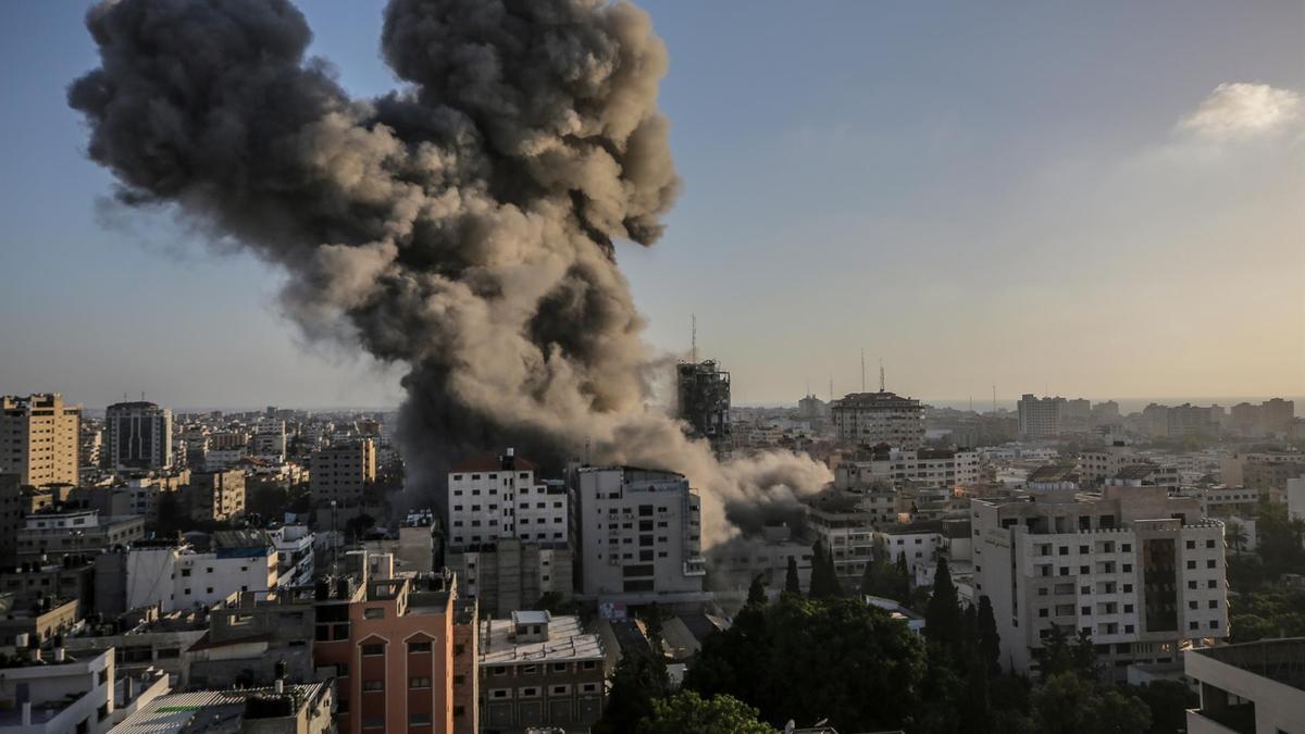 Vista del humo provocado después de un ataque israelí a la torre Al-Shorouq en la ciudad de Gaza