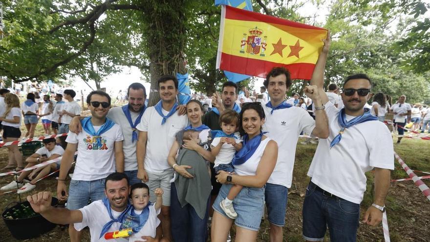 Miles de personas en El Carmín de la Pola: así se disfruta ya la fiesta en el prau