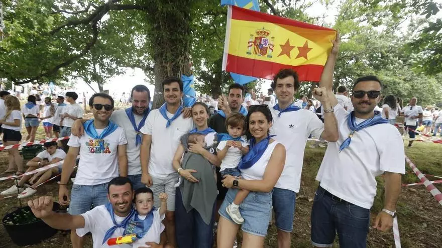 Miles de personas en El Carmín de la Pola: así se disfruta ya la fiesta en el prau