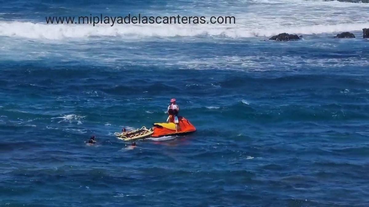 Rescatan a tres bañistas que se llevaron un susto en Las Canteras.