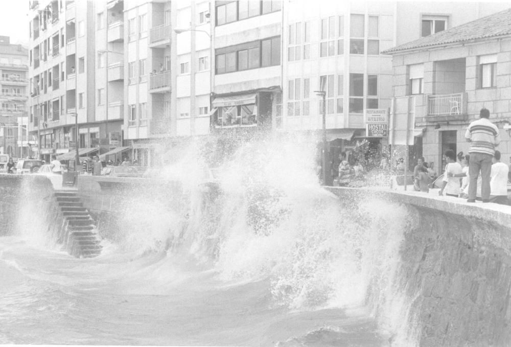 Oleaje en la playa de Silgar (Sanxenxo), en 1994.