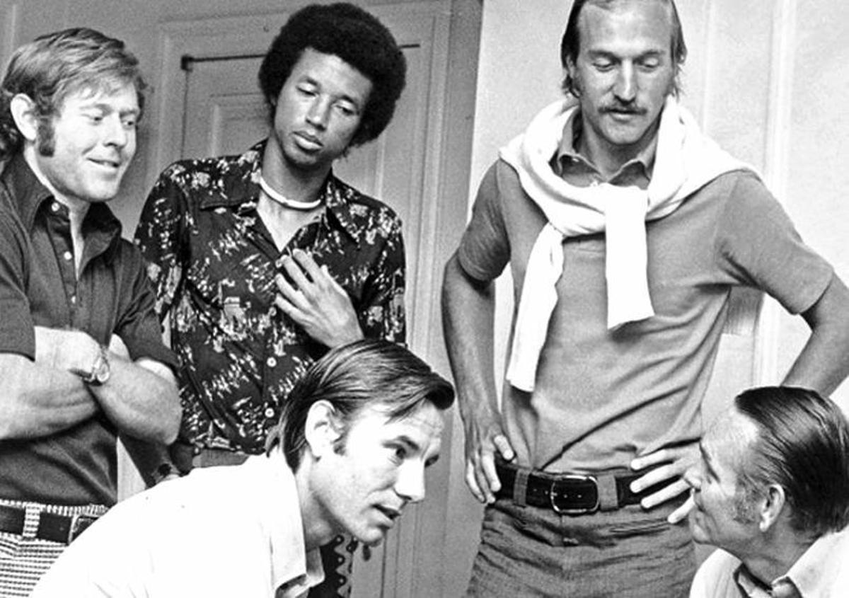 Pilic, a la izquierda, junto a Ashe y Stan Smith conversan con Jack Kramer en las reuniones previas a Wimbledon..