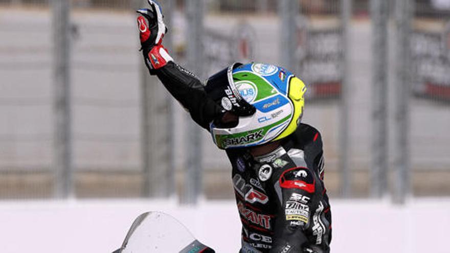 Zarco saluda tras su victoria.