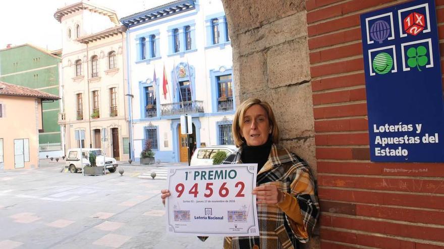 Victoria Marinas Sarasola en su administración de Los Arcos, ayer, con el cartel que anuncia el premio de la lotería nacional que vendió.