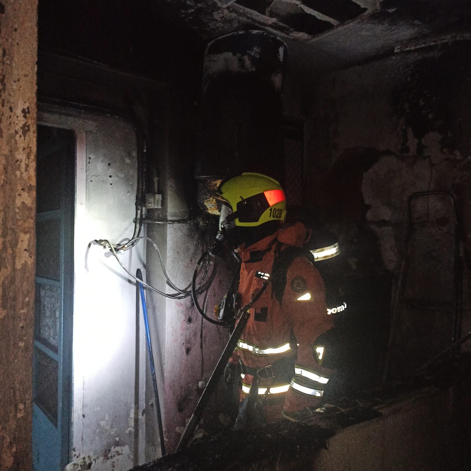 Un incendio obliga a desalojar una finca de madrugada en la calle Padre Claret de Xàtiva