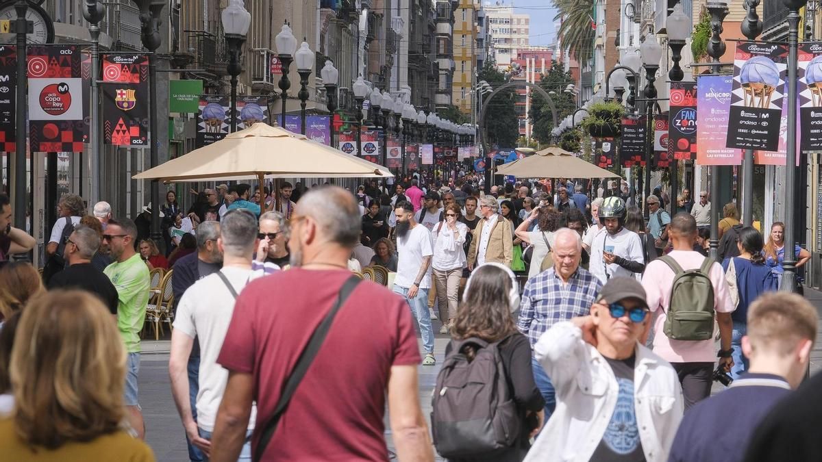 Un grupo de gente en una calle abarrotada de Canarias.