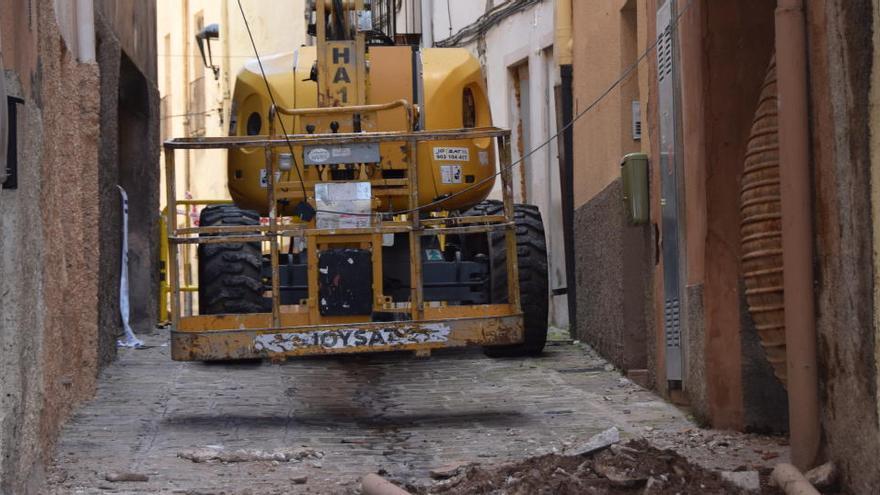 Màquina elevadora al carrer del Carme