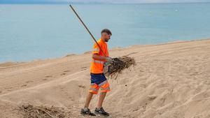 L’Enric treballa netejant el passeig marítim de Pineda de Mar.