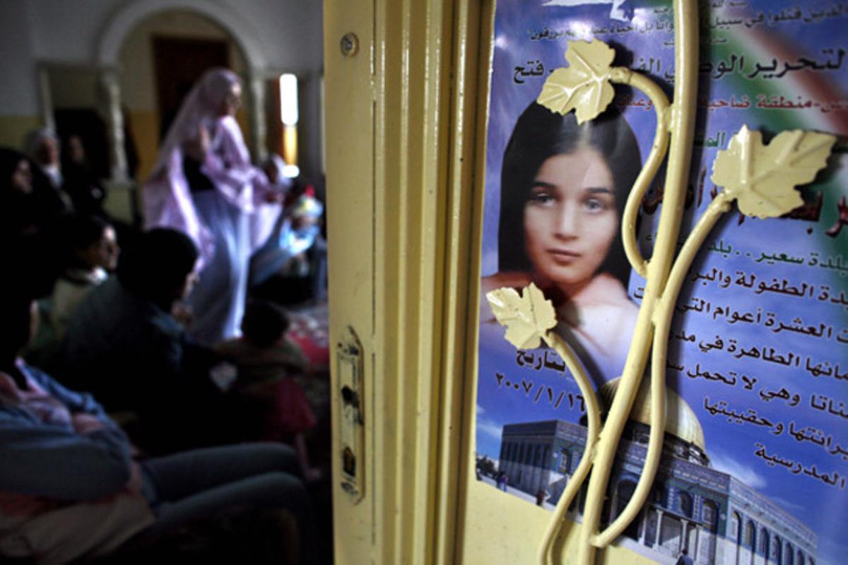 Un tribunal israelià ordena al Govern que indemnitzi amb 321.000 euros la família d’un activista palestí per la mort la seva filla, Abir Aramin, que va morir després de rebre una bala de goma israeliana el 2007.