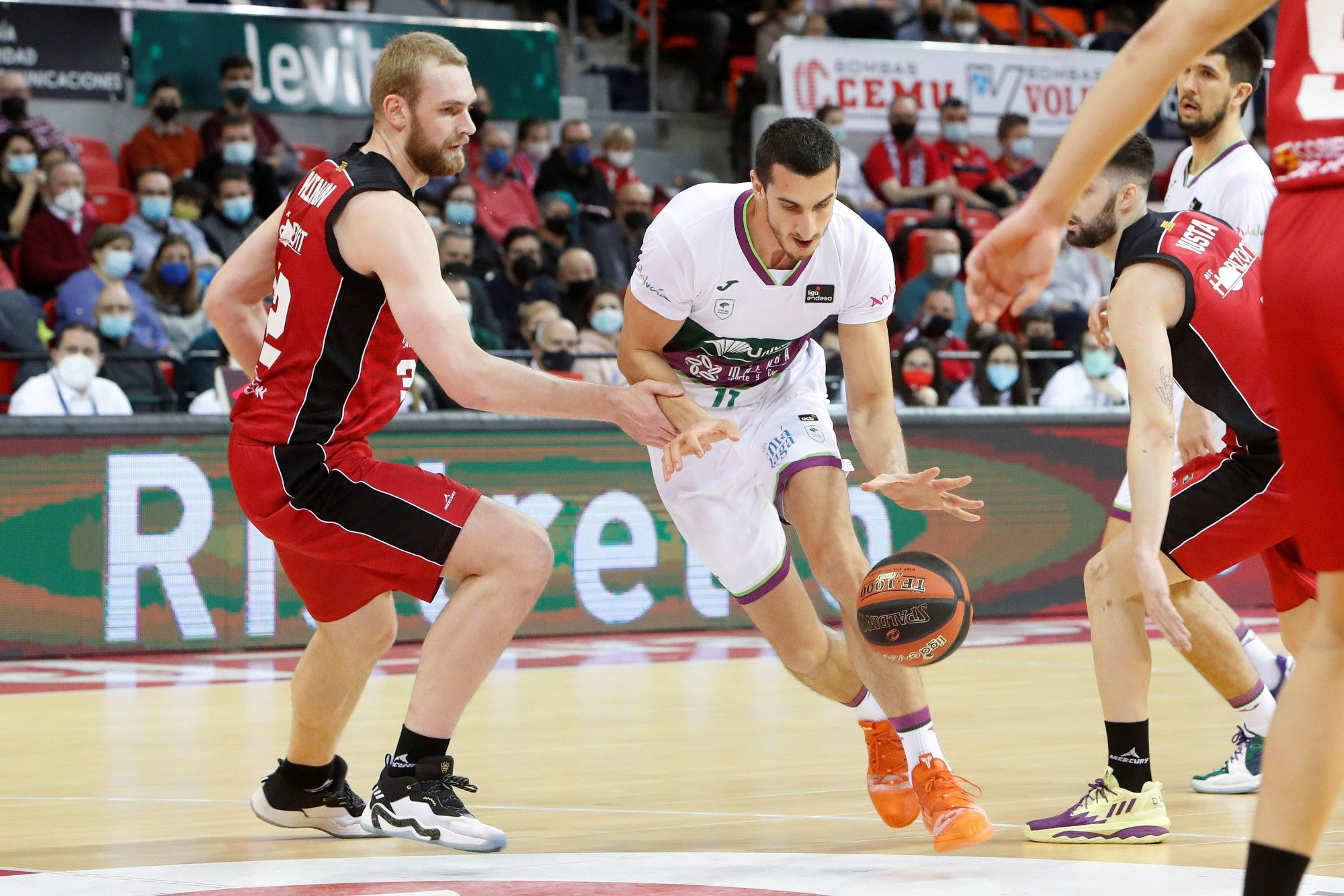 Severa derrota del Unicaja en la pista del Casademont Zaragoza