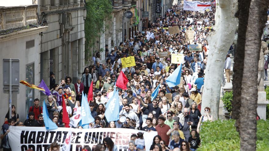 &quot;Unsere Vermieterin will uns rauswerfen&quot;: Tausende Menschen protestieren in Palma gegen das Geschäft mit dem Wohnraum