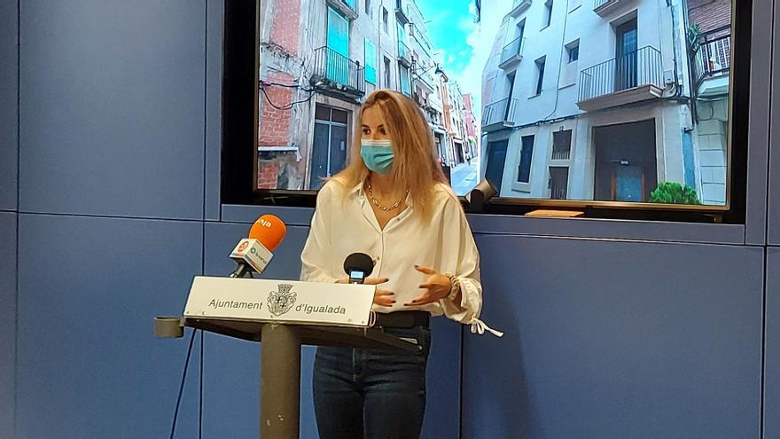 La regidora Carlota Carner explicant els ajuts municipals per arranjar façanes a la ciutat