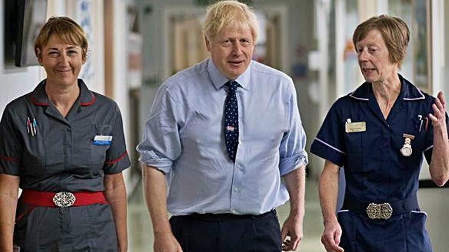 Boris Johnson durant una visita a un hospital a Harlow