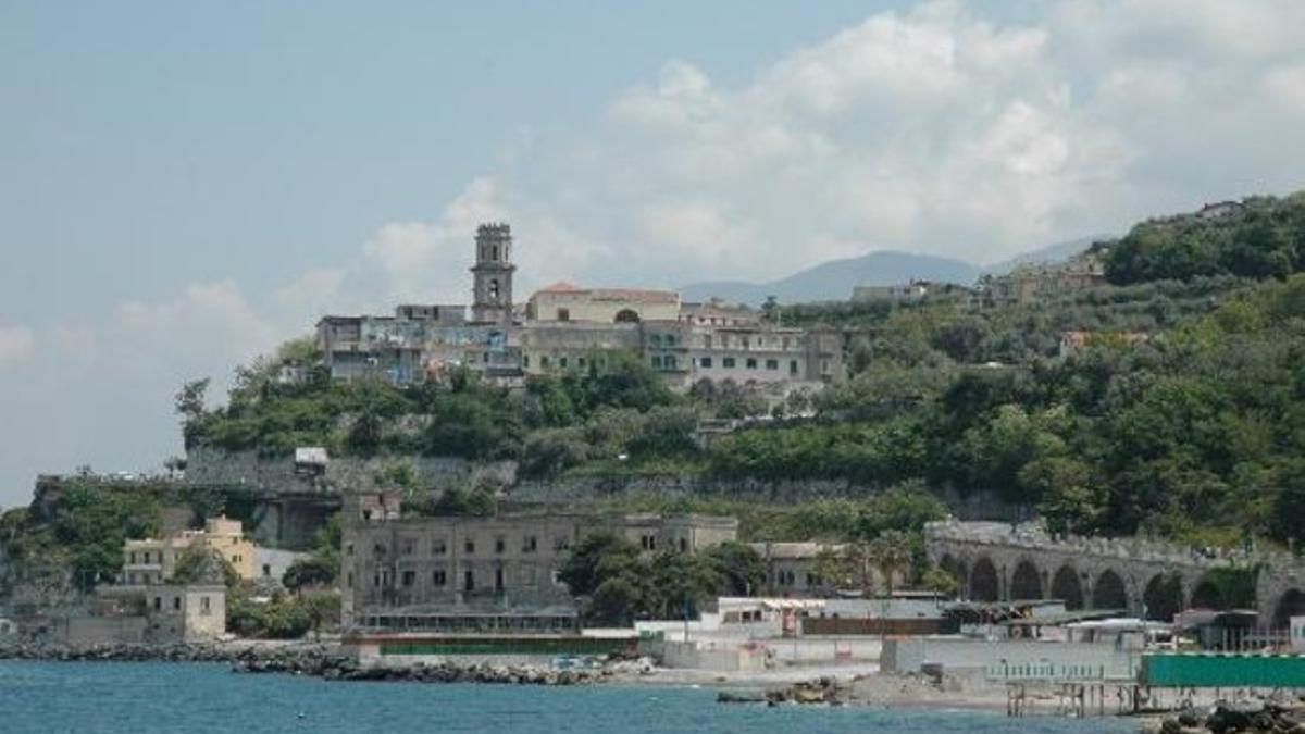 Vista desde el mar de Castellammare di Stabia, un pueblo famoso por sus aguas termales.