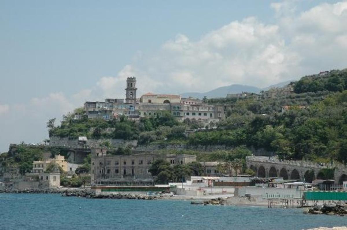 Vista desde el mar de Castellammare di Stabia, un pueblo famoso por sus aguas termales.